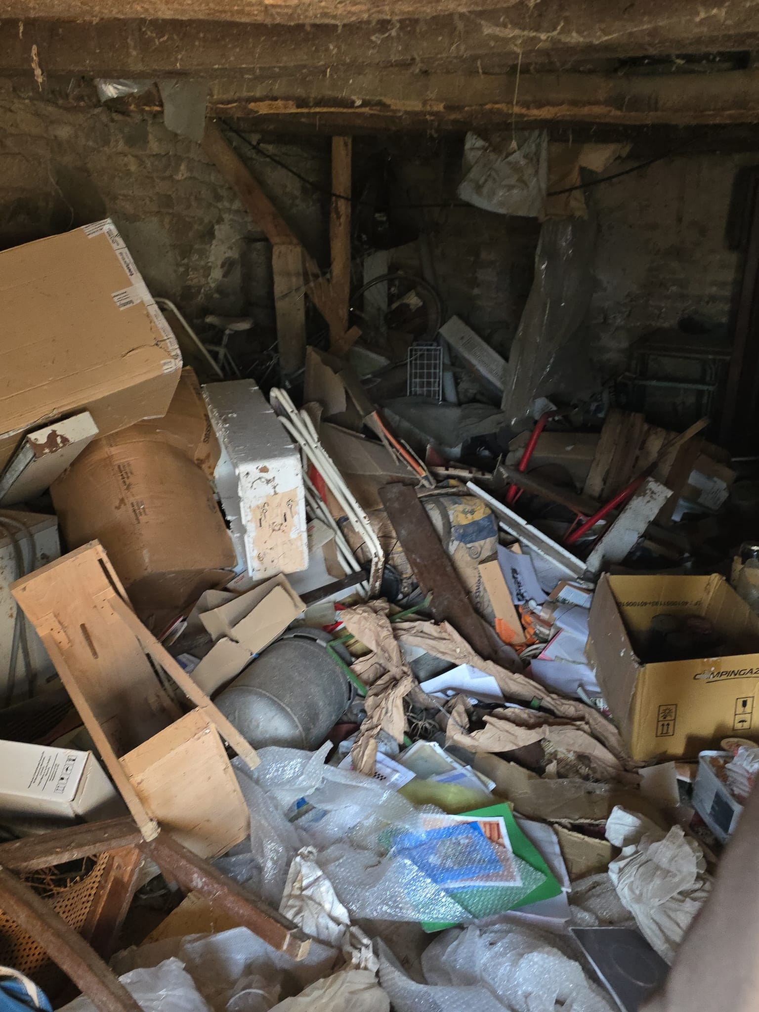 Avant notre intervention : un espace encombré, difficile à exploiter.