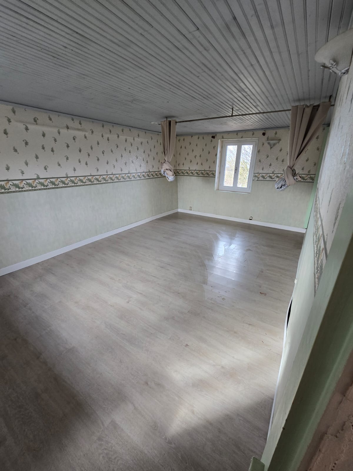 Déménagement terminé : une pièce nettoyée et prête pour de nouveaux projets.